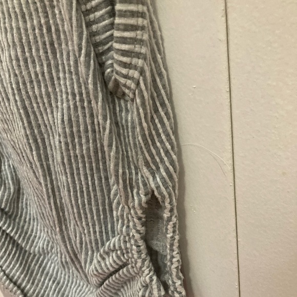 CAUTION TO THE WIND SHORT SLEEVE RUNCHED CROP TOP TEE - Picture 3 of 4